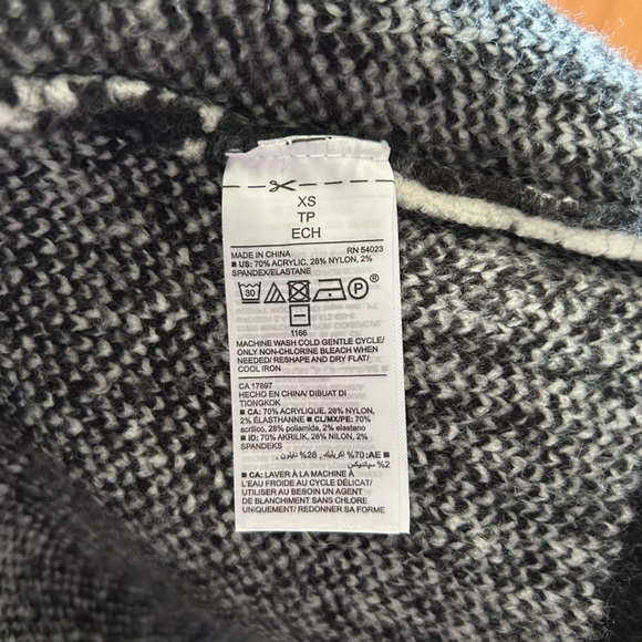 Old Navy Black Aztec Geometric Knit
Cardigan Sweater XS - Picture 6 of 6